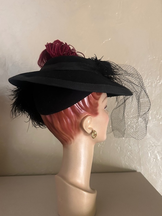 STELLAR 1940s\' BLACK FELT TILT HAT + BURGUNDY/BLACK FEATHERS + FULL VEIL main image 5
